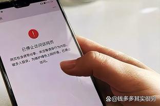 ?张镇麟结束训练后驱车离开 为守候在门口的球迷签名合影